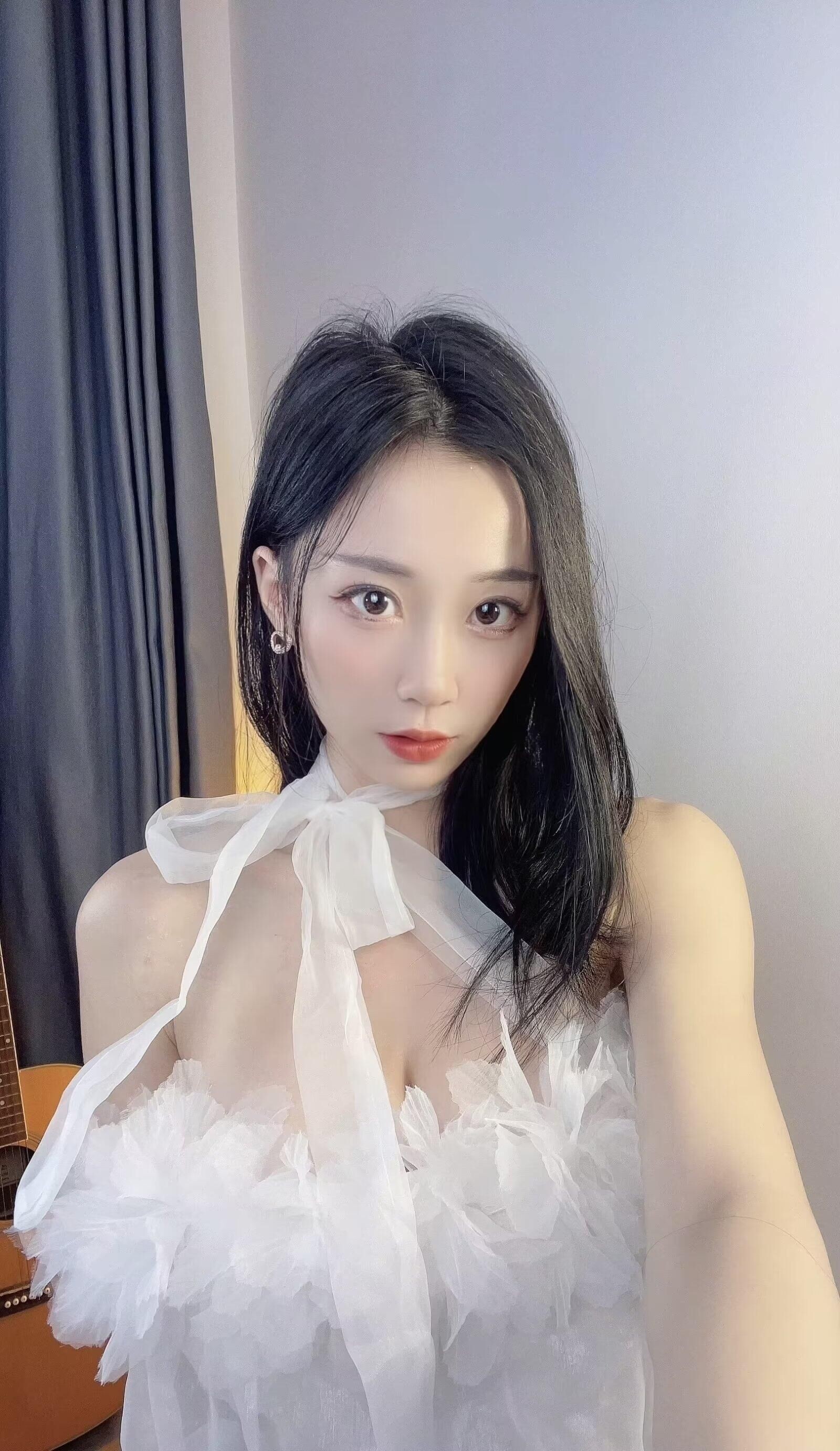 杭州喷泉美女 翘臀大乳皮肤雪白