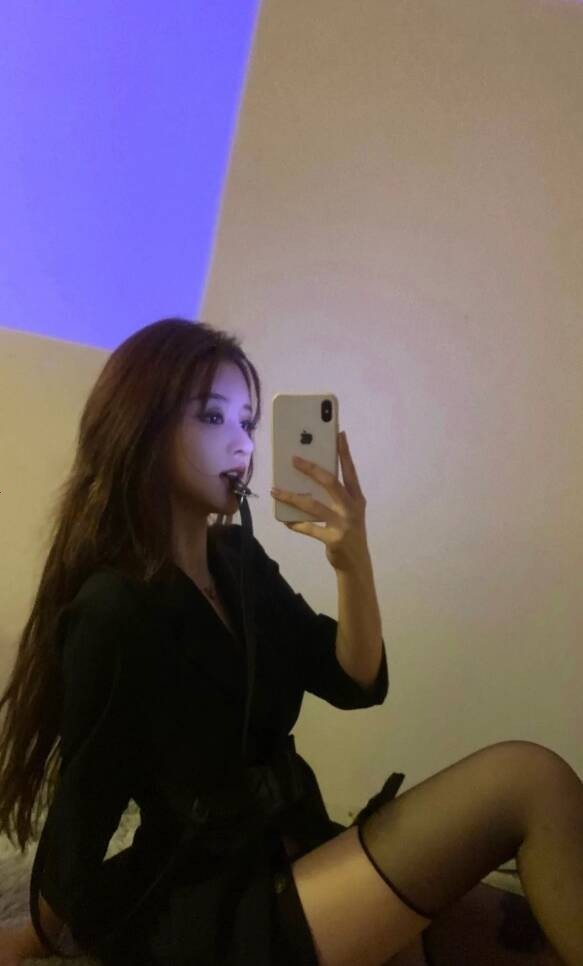 爆艹一个黑丝大奶肤白大长腿兼职美人
