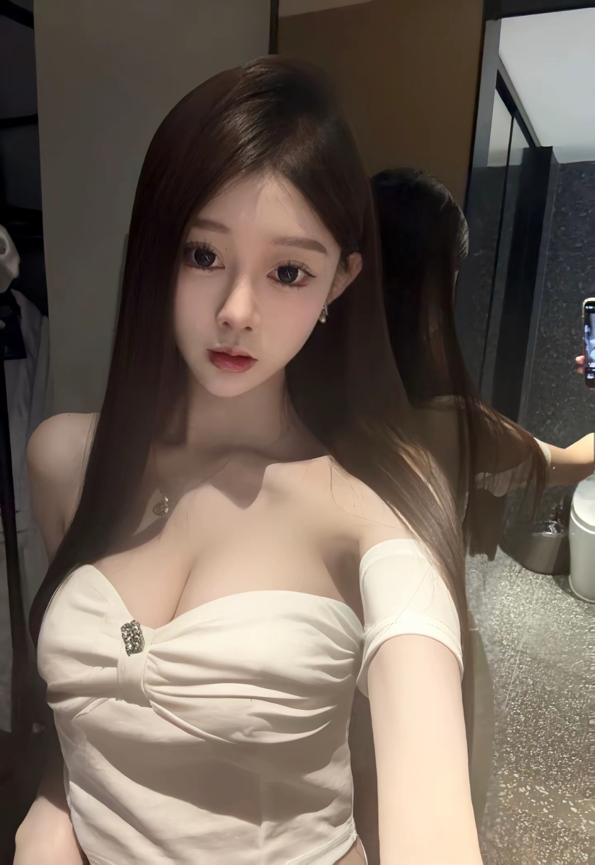 细皮嫩肉大奶妹活好