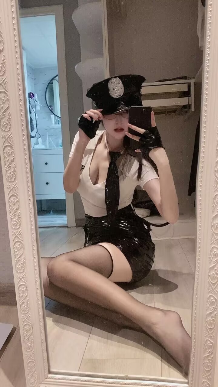 气质美女双腿笔直修长看着很有感觉