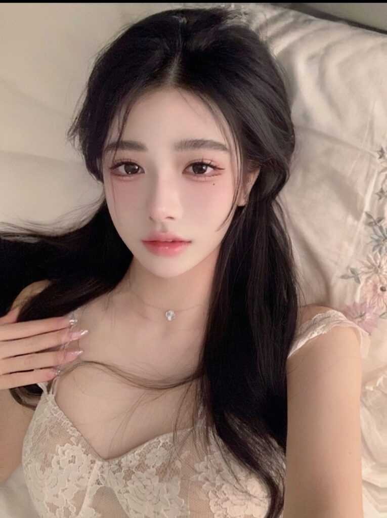 未央妹子垫着枕头搞 最爽