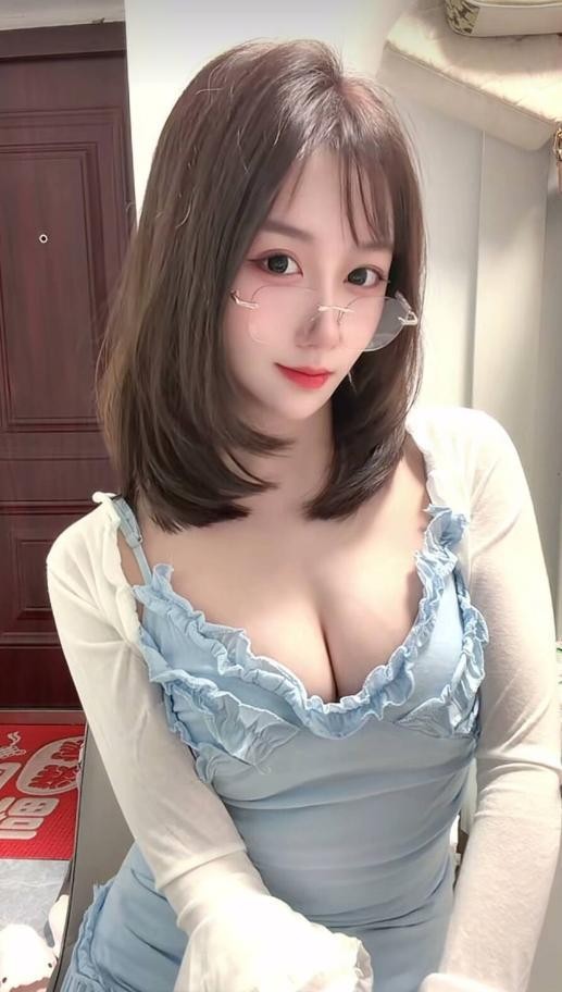 青秀区可甜可魅眼镜妹